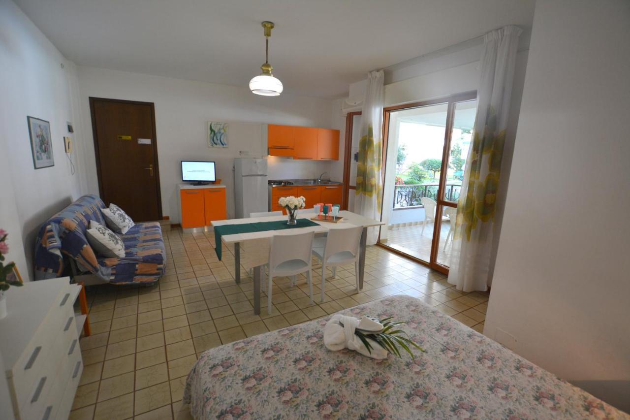 Lignano With Pool Apartment Lignano Sabbiadoro Exterior photo