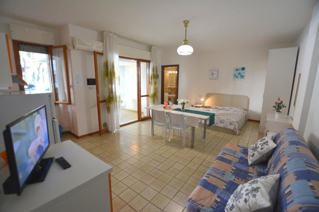 Lignano With Pool Apartment Lignano Sabbiadoro Exterior photo